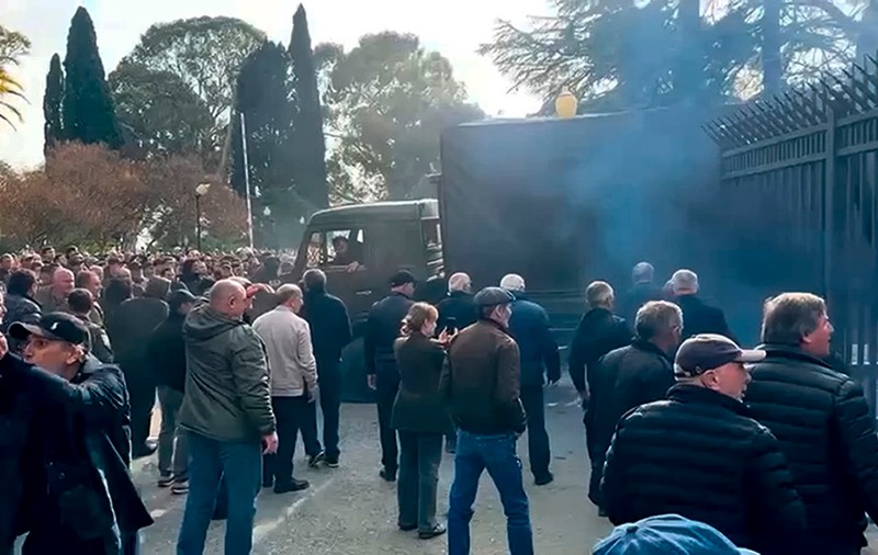 Un deputat a fost ucis în timpul unui schimb de focuri în parlamentul din Abhazia