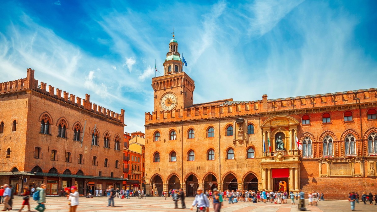Bologna – curiozități despre orașul care găzduiește cea mai veche universitate din lume - Imagine cu Piaţa Maggiore