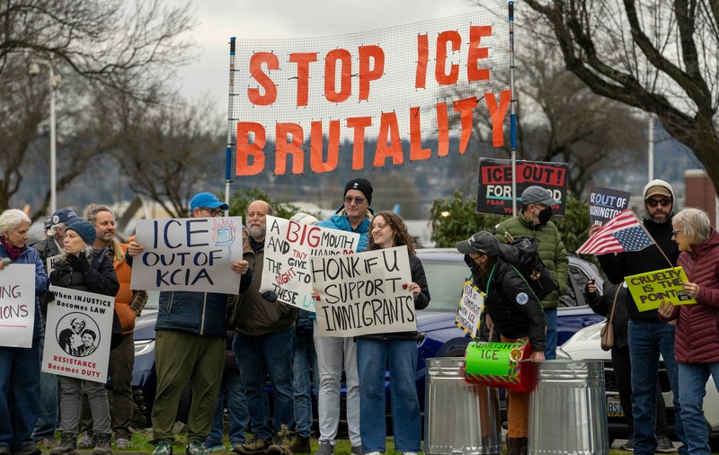 O introspecție în societatea americană. Temele care contează pentru cetățenii SUA: locurile de muncă, costul traiului, violența poliției, imigrația. Interviu cu Aurelian Mohan, politolog