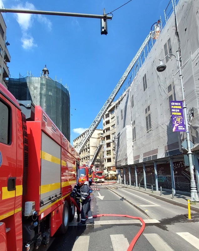 Incendiu în București, la o clădire din zona Piaţa Universităţii. Calea Victoriei, blocată