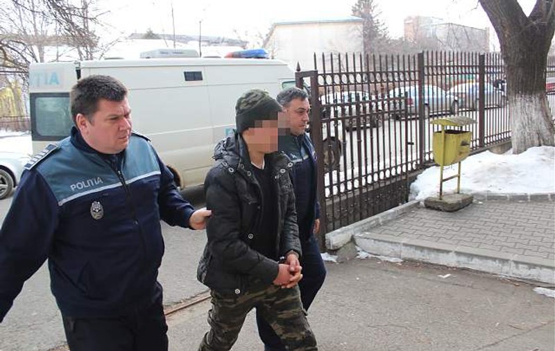 Un adolescent din județul Botoșani și-a violat sora mai mică. Băiatul de 17 ani a fost arestat, după ce și-a terorizat întreaga familie