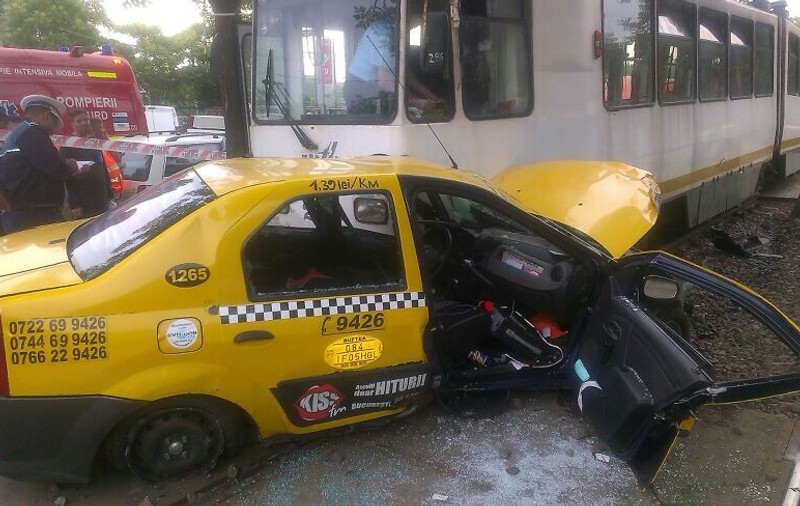 ACCIDENT TERIBIL ÎN BUCUREŞTI! Taxi, STRIVIT DE TRAMVAI. Uite câte persoane sunt rănite | FOTO ŞOCANT