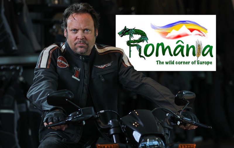 Un artist, un publicitar şi un istoric analizează logoul de ţară propus de jurnalistul britanic Charlie Ottley. „Charlie și-a făcut un logo pentru motocicleta lui”