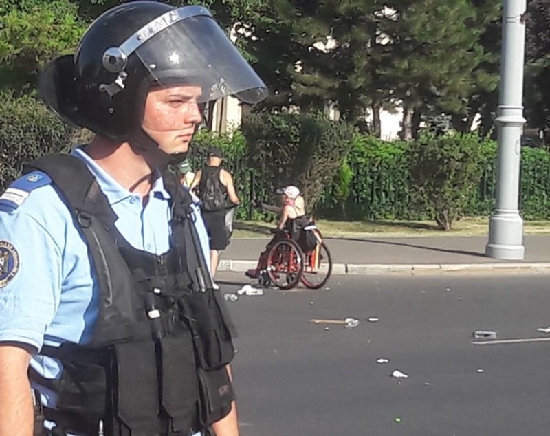 UPDATE. Război de stradă între jandarmi și huligani, în Piața Victoriei. 452 de persoane rănite / VIDEO&FOTO