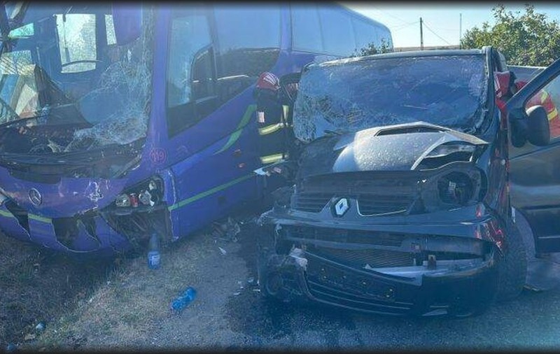Accident între un autobuz și o autoutilitară în județul Olt. În cele două vehicule se aflau 55 de persoane