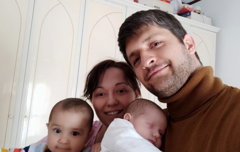 Depistată pozitiv cu COVID-19 când era însărcinată: "Nu am putut să-mi îmbrățișez fetița timp de 25 de zile după naștere"