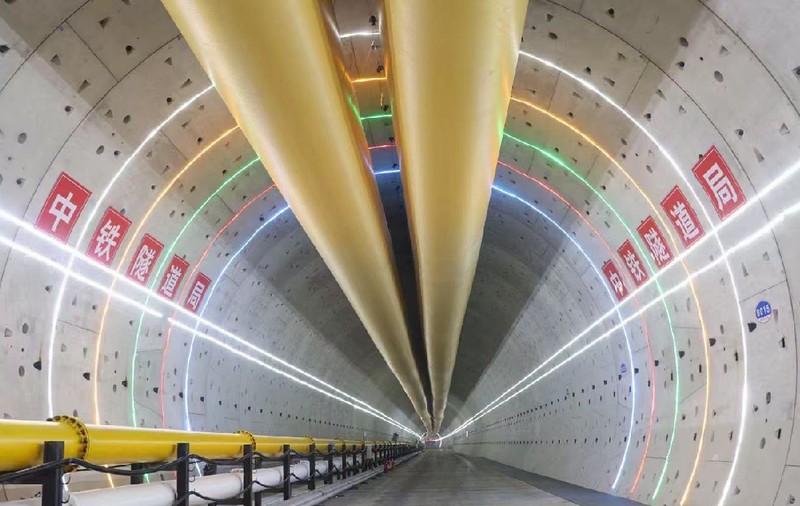 A fost străpuns un tunel feroviar spectaculos pe sub fluviul Yangtze: peste 11 kilometri forați pentru trenuri de 350 km/h