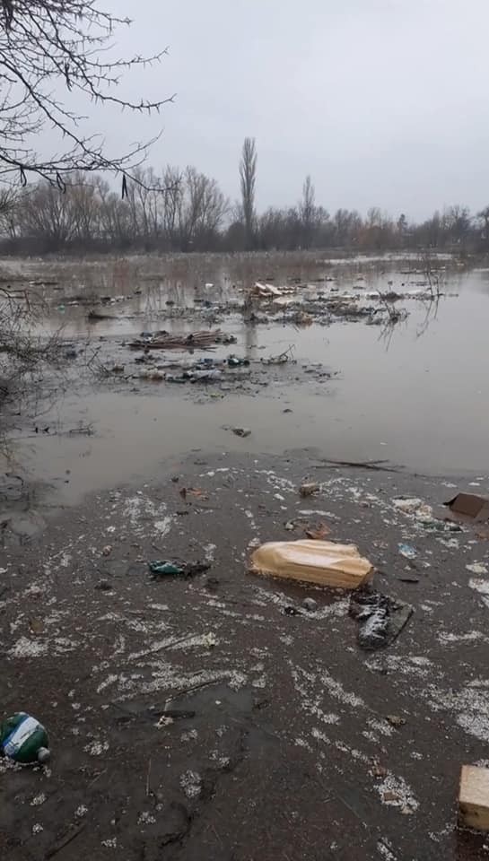 Așa arată ”drumurile” din cartierul Sătmărel.