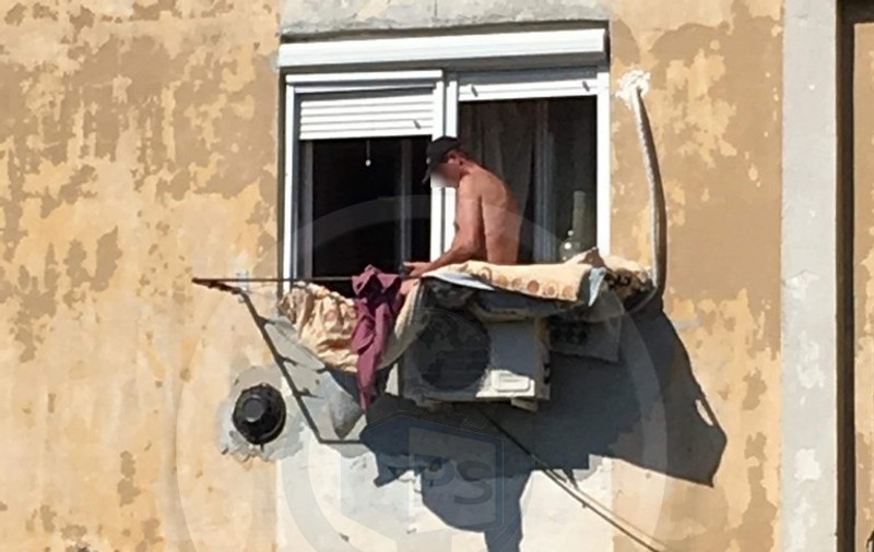 Inventivitatea românilor este fără sfârșit. Cum să faci plajă, la etajul 4, pe aparatul de aer condiționat