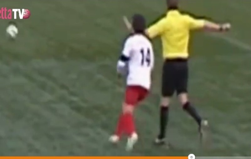 Arbitrul "i-a dat de l-a julit" unui fotbalist. Acesta s-a ales cu nasul rupt! / VIDEO
