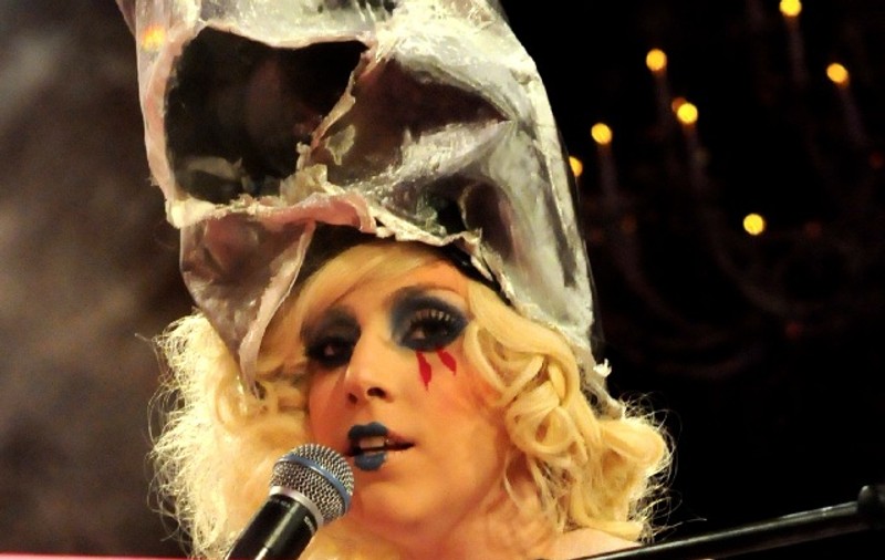 Lady GaGa a vrut miei şi mii de fluturi pe scena de la “The X Factor”