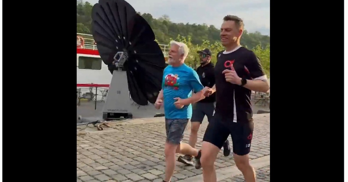 Petr Pavel (în plan îndepărtat) și Alexander Stubb, primul din imagine, fac jogging împreună în centrul Pragăi Captură X @DakdaR22