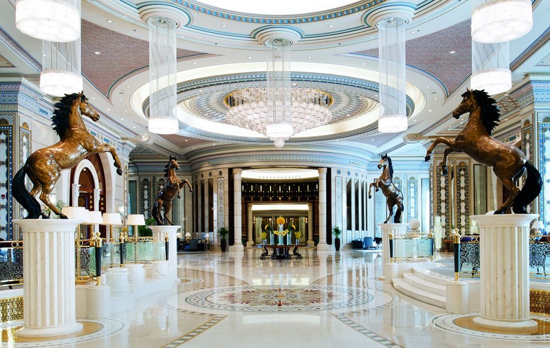 GALERIE FOTO| Prinții saudiți arestați sunt închiși în Ritz Carlton. Cum arată ”închisoarea”