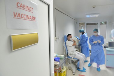 Dr. Adrian Marinescu s-a vaccinat împotriva COVID-19, la Institutului Național de Boli Infecțioase Matei Balș din București. Foto: Hepta