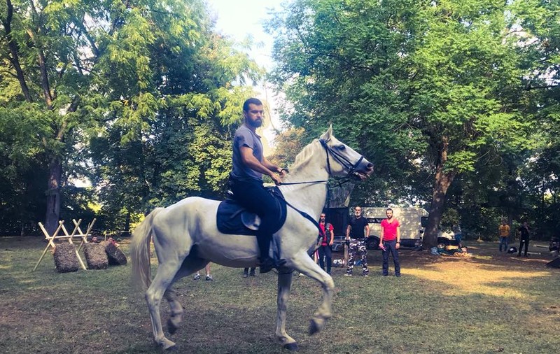 Tenorul Vlad Miriță, discurs din șaua calului în fața mulțimii! L-a jucat pe Mihai Viteazul