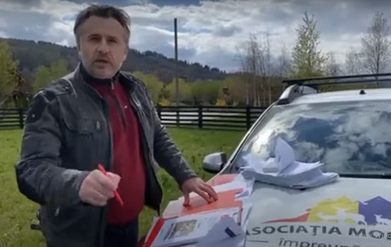 VIDEO | Un activist de mediu din Suceava, atacat de angajați ai ocolului silvic. I-au vandalizat mașina în care se afla și fiica lui