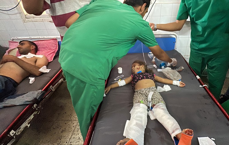 Zeci de copii grav bolnavi au primit permisiunea de a părăsi Fâșia Gaza pentru tratament