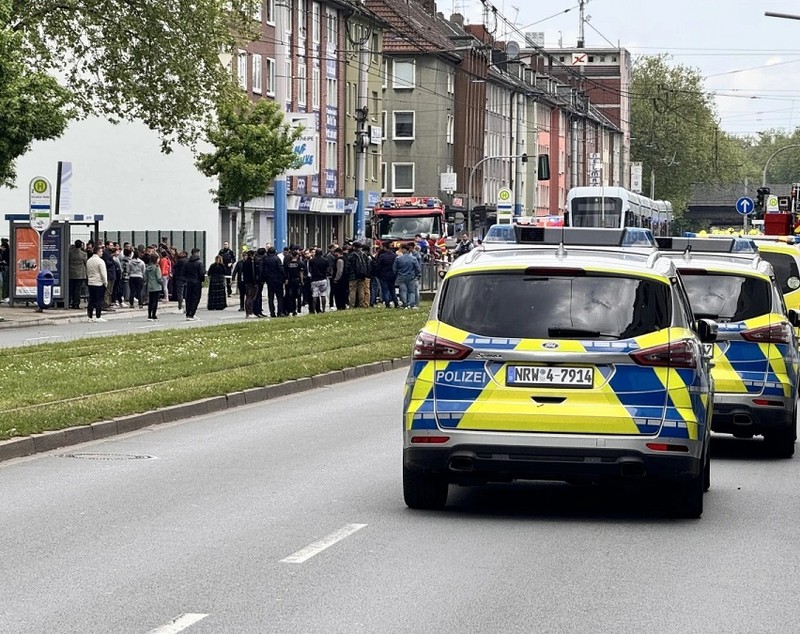 Rudele băiețelului român de 8 ani ucis de tramvai în Germania, supravegheate de polițiști: „Ei plâng altfel decât noi, germanii. Încercăm să-i lăsăm să facă asta”