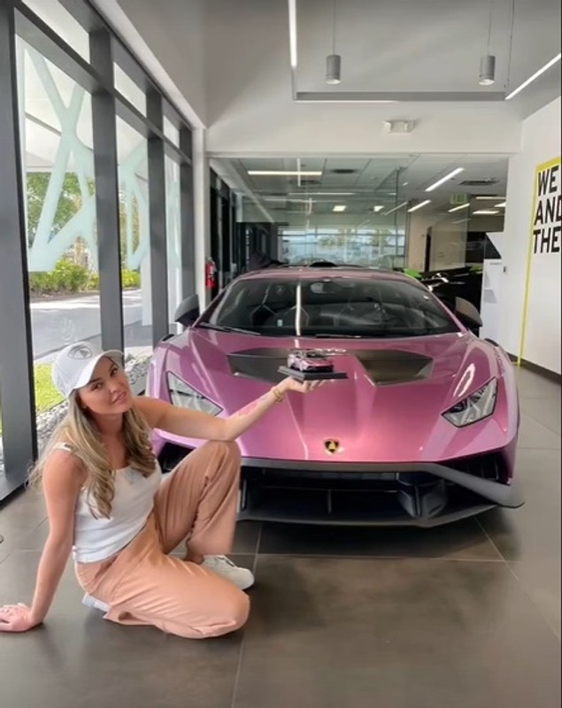 Alina Vidican a primit o mașină de sute de mii de dolari de la soțul milionar: „Ești universul meu”. A împlinit 39 de ani
