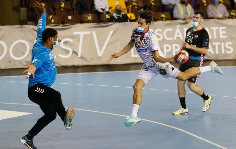 Situație incredibilă la un meci de handbal din Spania: au jucat cu masca pe față. „N-am văzut ceva mai absurd în viața mea”
