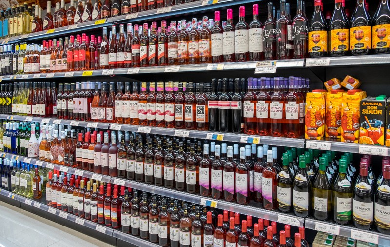 Oamenii beau tot mai puțin: cum a provocat o schimbare monumentală prăbușirea pieței de alcool