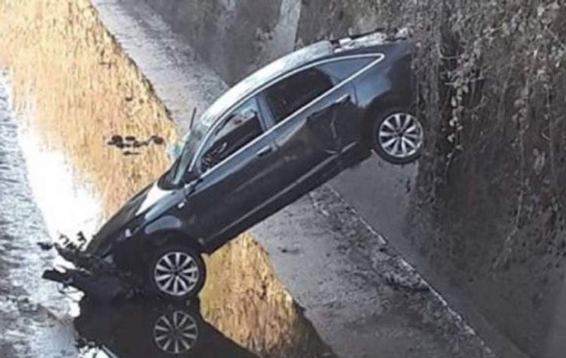 Doi români au furat o mașină la Bergamo, dar n-au mers mult cu ea. Au plonjat într-un canal!