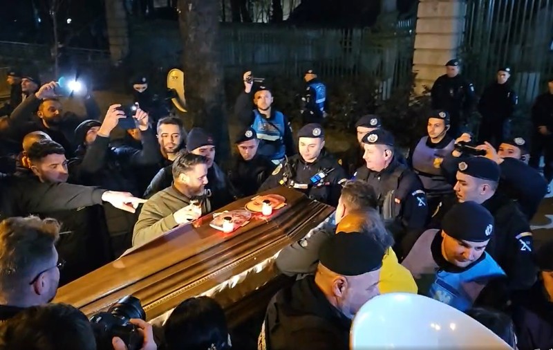 Proteste AUR în București, Timișoara și Iași față de comasarea alegerilor. „Marș funerar” la sediile PSD și PNL, cu un sicriu și cruci | VIDEO