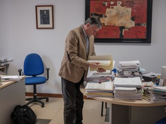 Primarul Carmelo Romero în biroul său din Palos de la Frontera, Spania