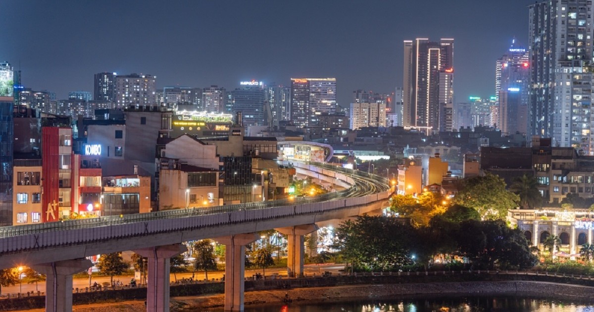Vedere panoramică seara asupra capitalei vietnameze Hanoi