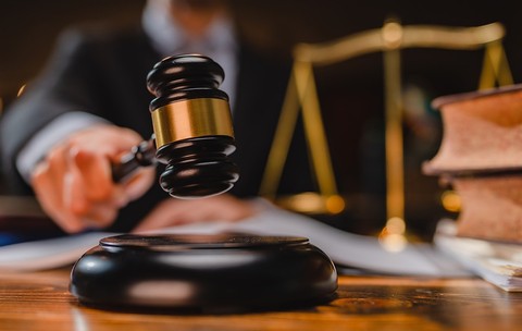 Un judecător dă o sentință