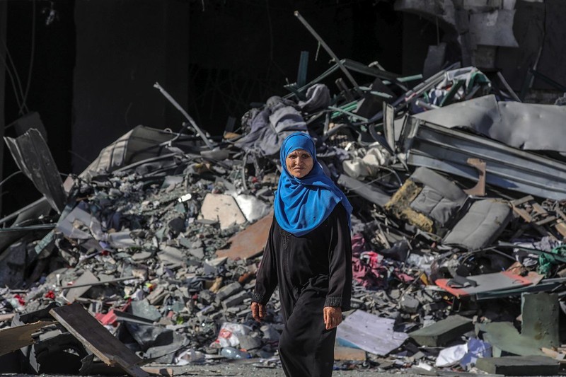 O femeie din Gaza, în fața unei case distruse de bombardamentele israeliene, pe 13 mai FOTO: EPA