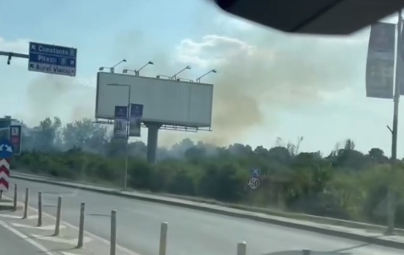 Incendiu de vegetaţie în apropierea Aeroportului Băneasa