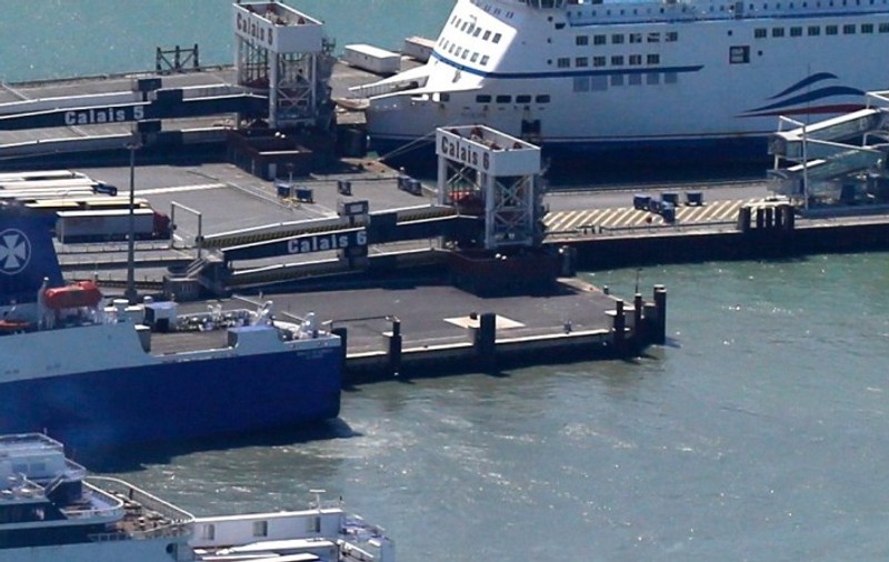 O româncă de 28 de ani s-a sinucis în Portul Calais. Tânăra s-a aruncat de pe un feribot