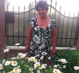 Elisabeta Moldovan, printre flori și zarzavaturi în grădina casei din Sighișoara, într-o fotografie făcută de nepoata sa