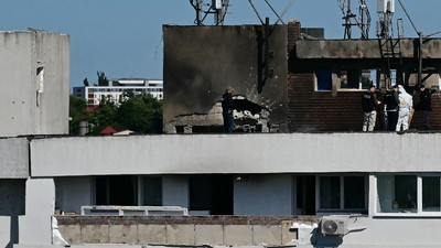 Unde vor locui mama și fiul al căror apartament a fost distrus de drona rusească ce s-a prăbușit la Galați. Nicușor Dan: „S-au dispus ajutoare pentru locuitori”