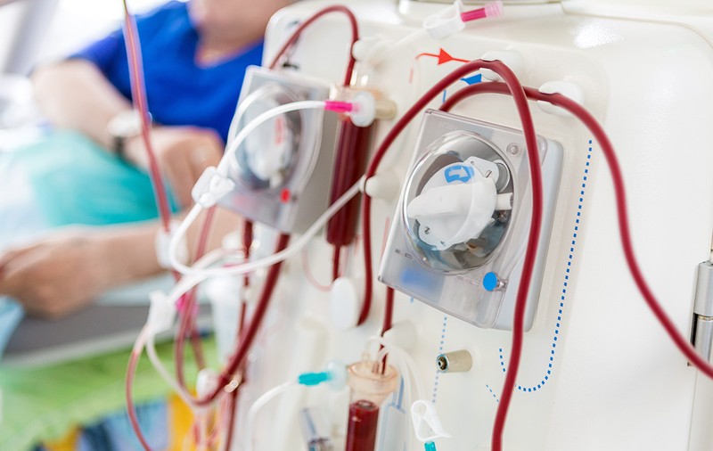 Bolnavii care fac dializă au rămas pe dinafară la vaccinare. „Medicul de familie dă din umeri. Medicul de la dializa dă din umeri. Suntem ai nimănui”