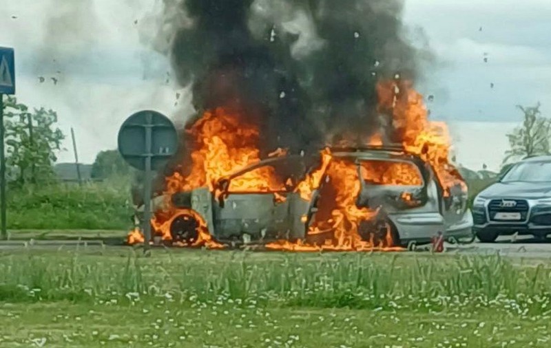Mașina în care patru muncitori români se duceau la lucru a luat foc din senin într-un sens giratoriu, în Belgia