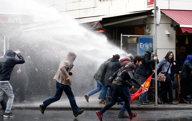 Violențe la Istanbul | Polițiștii au intervenit cu tunuri cu apă și gaze lacrimogene