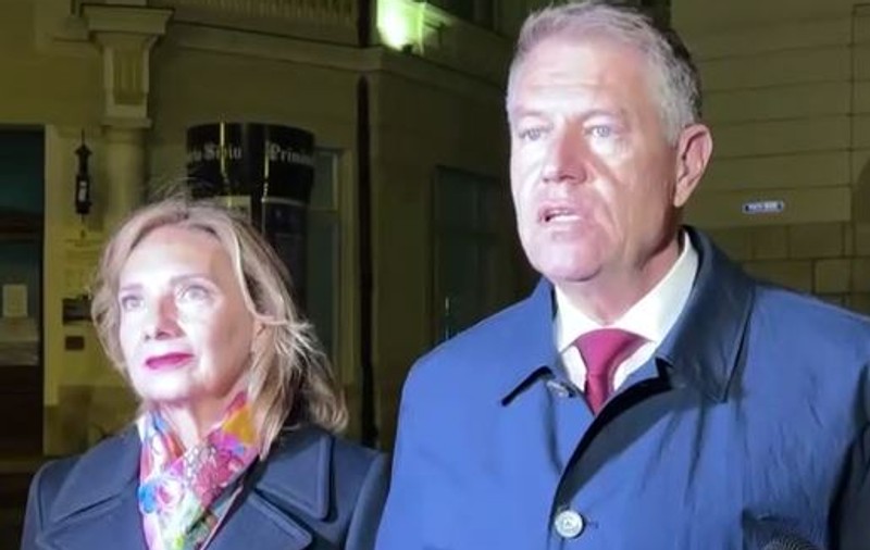 Preşedintele Iohannis a mers împreună cu soţia sa, Carmen, la slujba de Înviere, la Sibiu