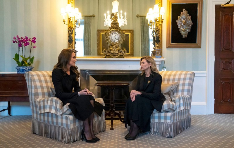 Olena Zelenska, primită de Prințesa Catherine la Palatul Buckingham. Este prima vizită a soției lui Zelenski în Marea Britanie de la începutul războiului