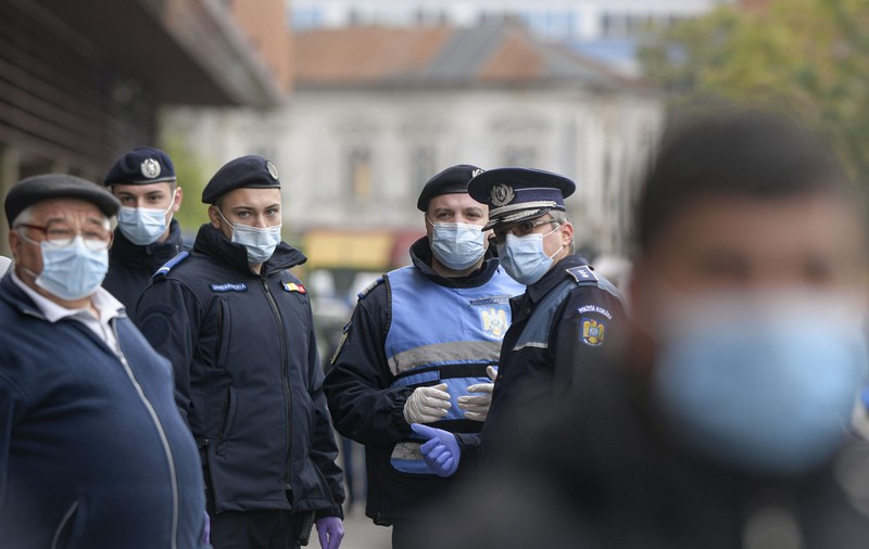 Un bărbat dat în urmărire pentru furt a fost prins de jandarmi, pentru că nu purta masca de protecţie