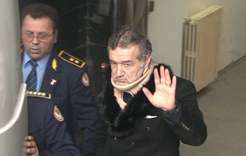 E sănătos tun: Becali a recunoscut că a purtat gulerul cervical degeaba!