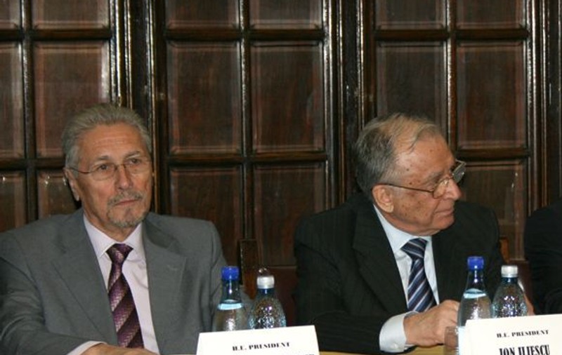 Un liberal vrea să-i lase fără bani şi casă pe Iliescu şi Constantinescu