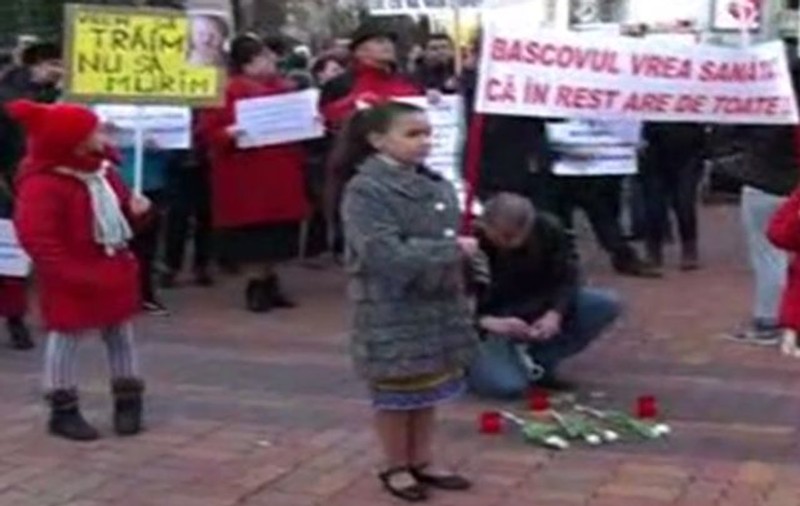 Protest în Argeş, după îmbolnăvirea în masă a copiilor. Părinţii cer explicaţii autorităţilor: "Ne mor copiii pe capete"