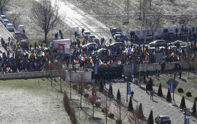 Ambasada SUA anunță că o mașină i-a fost avariată în timpul protestului de la Parlament