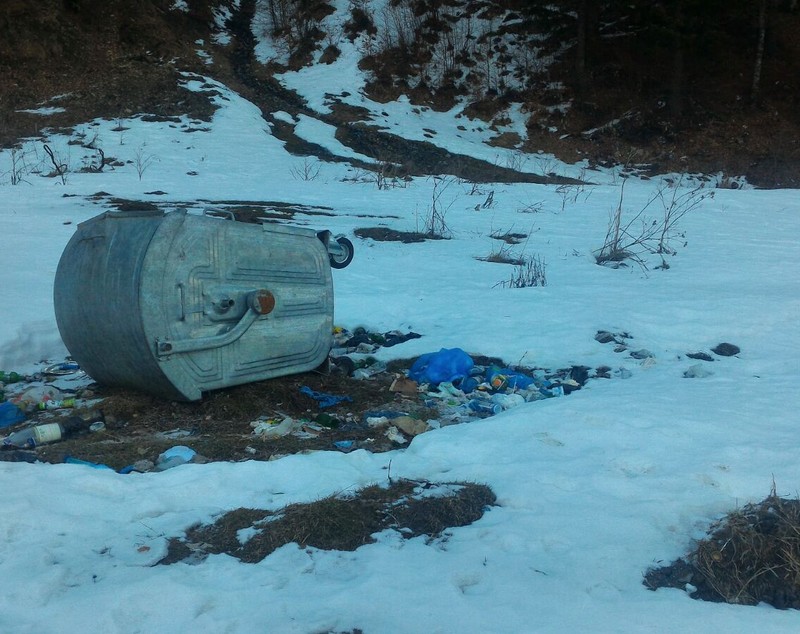 REPORTAJ/ Camping pe Valea Cerbului, în plină iarnă. Împătimiții muntelui nu se lasă descurajați nici de frig, nici de gunoaie/VIDEO
