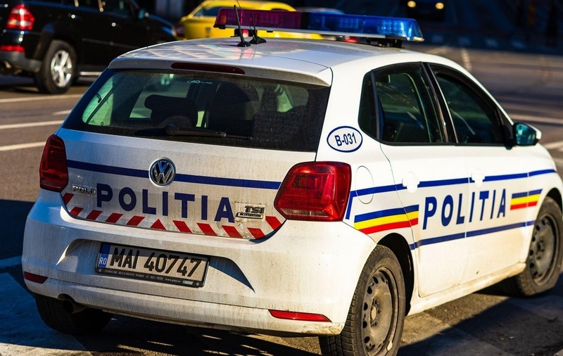 Cadru didactic bătut de rudele unui elev în fața unei școli din Timiș. Agresorii au fost reținuți de autorități | VIDEO
