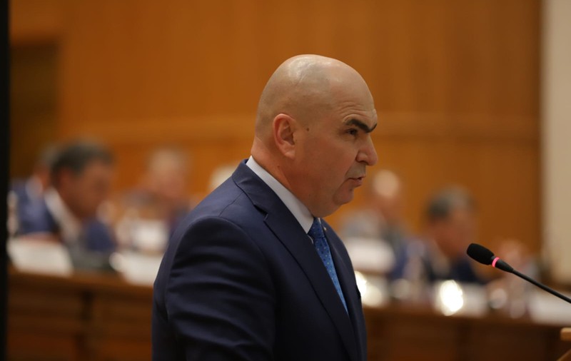 Florin Poenaru, antropolog: „Bolojan administrează sărăcia cu mână de fier, sub pretextul eficienței. Reduce, taie, optimizează, dar fără să atingă privilegiile structurale” 