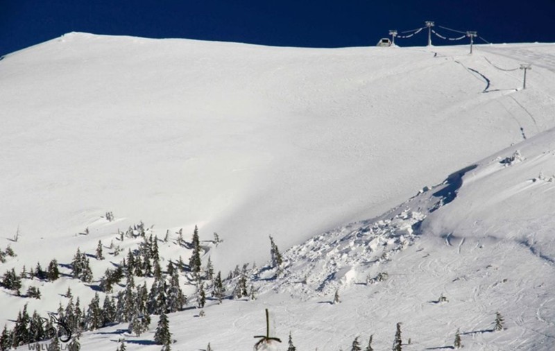 Pericol ridicat de avalanşă în Masivul Vâlcan: s-au format cornişe de zăpadă de peste 2,5 metri. Avertisment pentru turişti