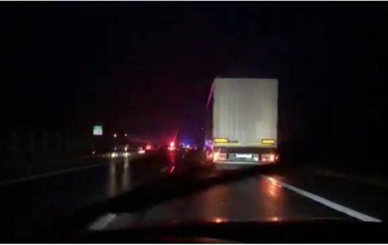 Accident pe A2, în dreptul localității Nicolae Bălcescu, pe sensul spre Constanţa. O persoană a rămas încarcerată